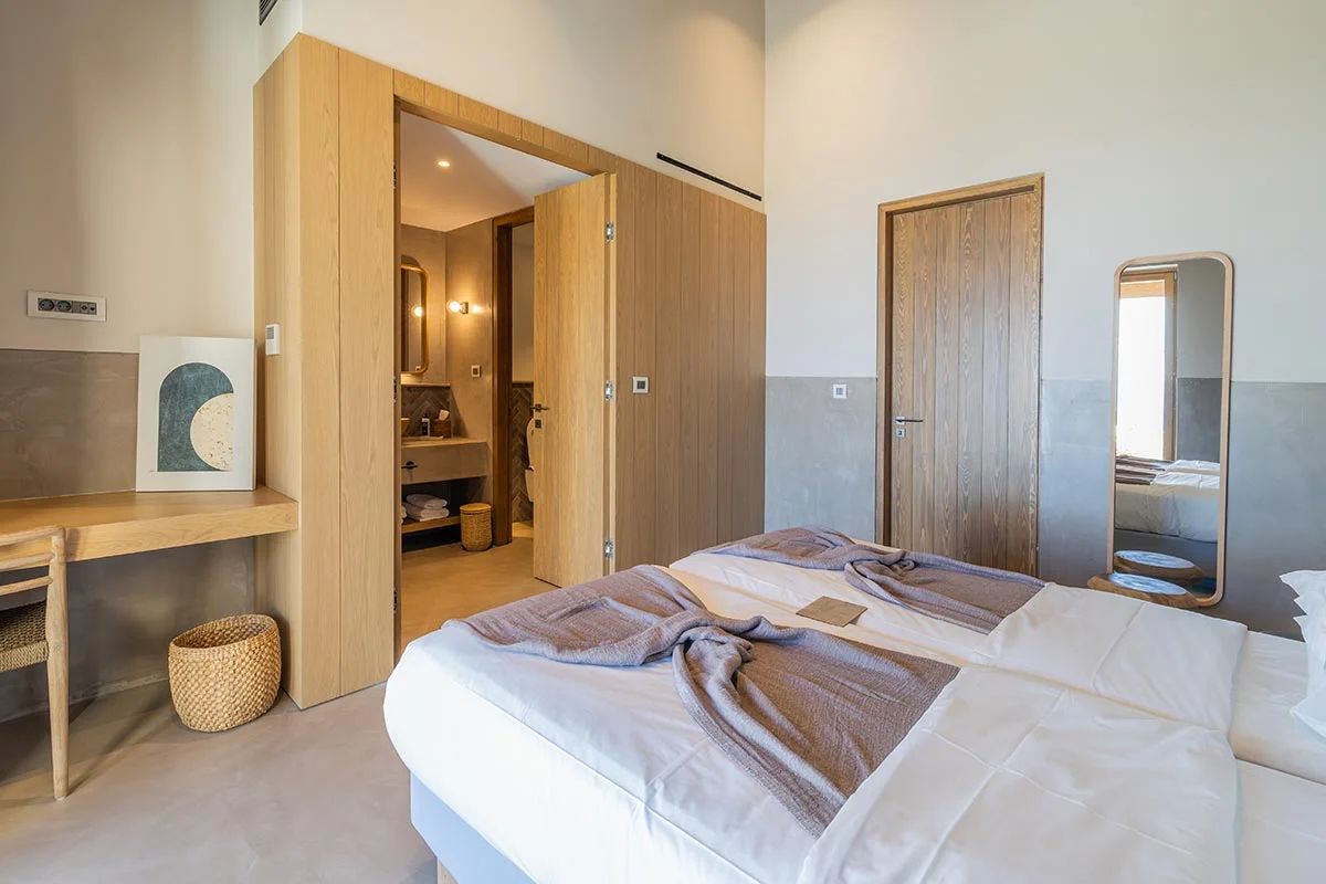 Twin bedroom with en-suite bathroom and neutral décor in Eliamos luxury villa, Kefalonia.